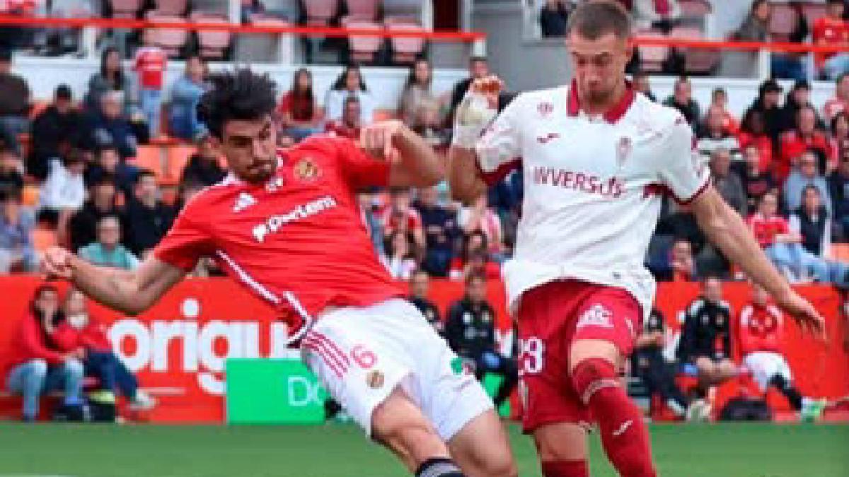 Un autogol de Jon García en el añadido tumba al Real Murcia
