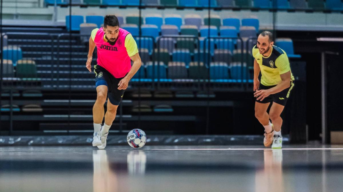 Eric Martel celebra con la Selección su renovación con el Barcelona