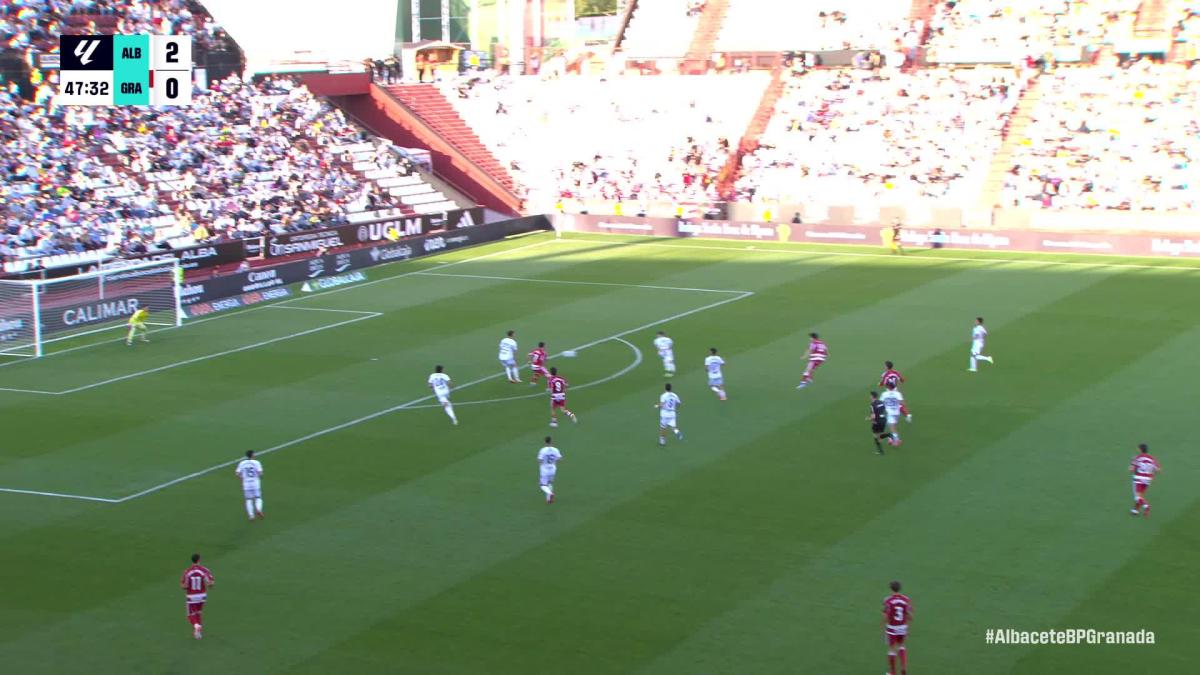 El Albacete adelanta al Granada por la derecha